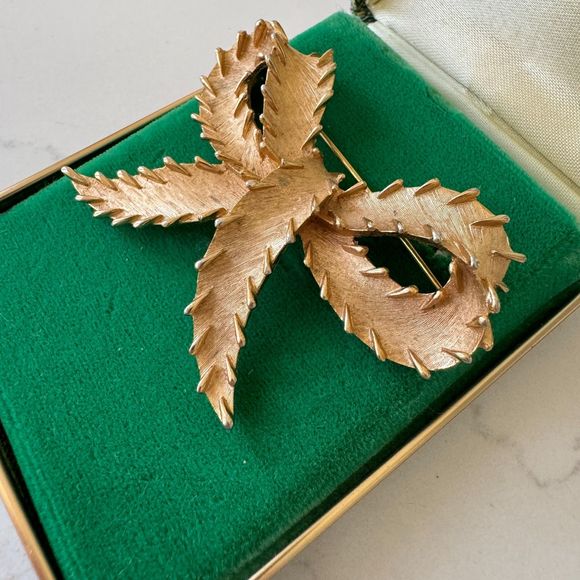 Vintage 1960s Crown Trifari Textured Gold Bow Brooch With Stitch Detail - Picture 7 of 9